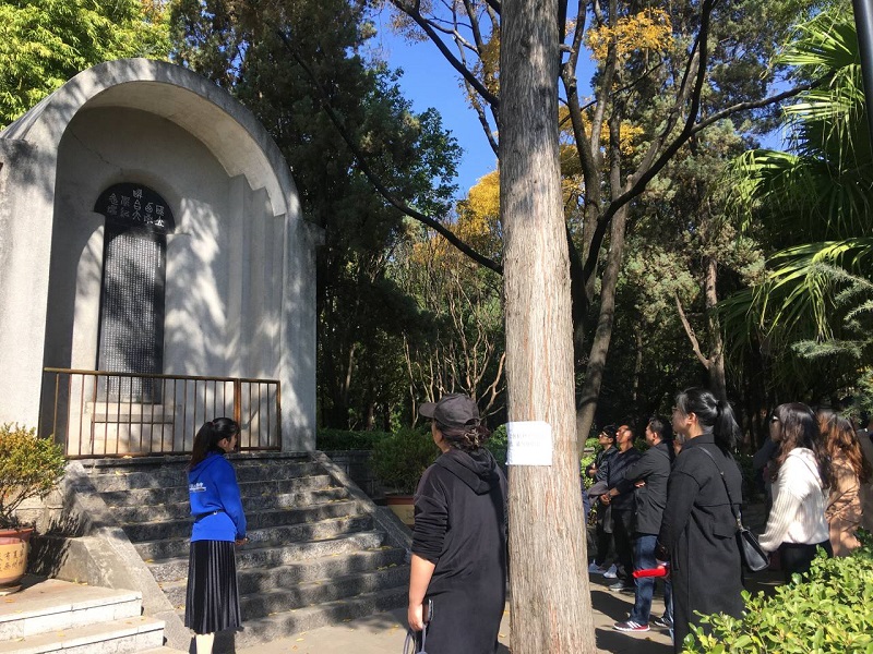 參觀國立西南聯(lián)合大學(xué)紀(jì)念碑.jpg